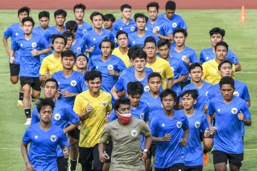 Sejumlah pesepak bola tim nasional Indonesia U-19 berlari saat mengikuti latihan di Stadion Madya, Kompleks Gelora Bung Karno, Senayan, Jakarta, Jumat (7/8). Timnas Indonesia U-19 dan senior menggelar latihan perdana bersamaan pada masa pandemi Covid-19 dengan menerapkan protokol kesehatan.