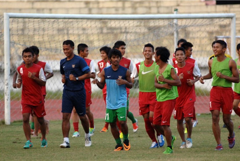  Sejumlah pesepak bola Tim Nasional Indonesia U19 melakukan latihan di Stadion Gelora Delta, Sidoarjo, Jawa Timur. 