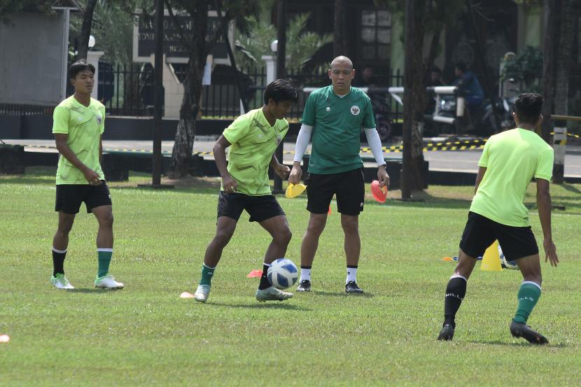 Sejumlah pesepak bola Tim Nasional Indonesia U19 saat latihan di Stadion Tajimalela, Bekasi, Jawa Barat, Selasa (5/7/2022). Latihan tersebut untuk persiapan timnas sepak bola U19 jelang laga Piala AFF U19 melawan Thailand pada 6 Juli 2022. 