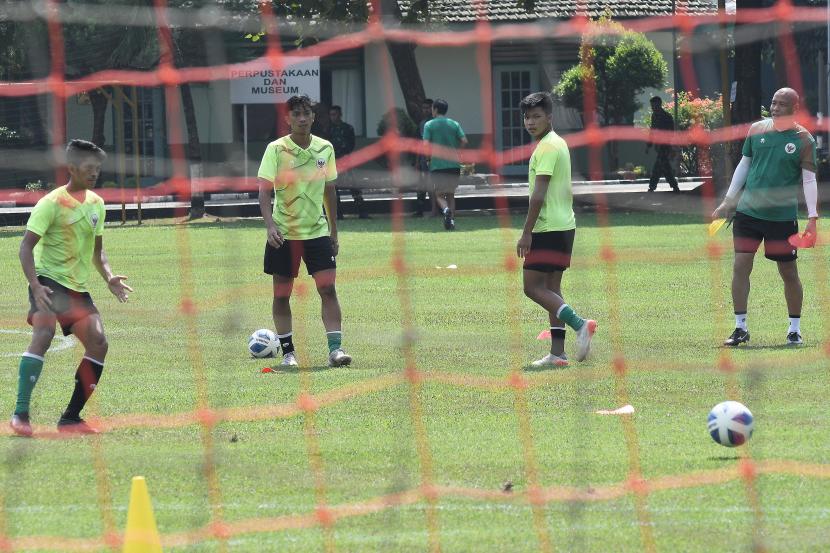 Sejumlah pesepak bola tim nasional Indonesia U-19 saat latihan di Stadion Tajimalela, Bekasi, Jawa Barat, Selasa (5/7/2022). Latihan tersebut untuk persiapan timnas sepak bola U-19 jelang laga Piala AFF U1-9 melawan Thailand pada 6 Juli 2022. 