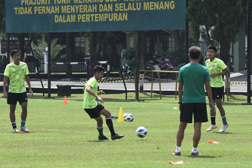 Sejumlah pesepak bola timnas Indonesia U-19 saat latihan di Stadion Tajimalela, Bekasi, Jawa Barat, Selasa (5/7/2022). Latihan tersebut untuk persiapan jelang laga Piala AFF U-19 melawan Thailand pada 6 Juli 2022. 