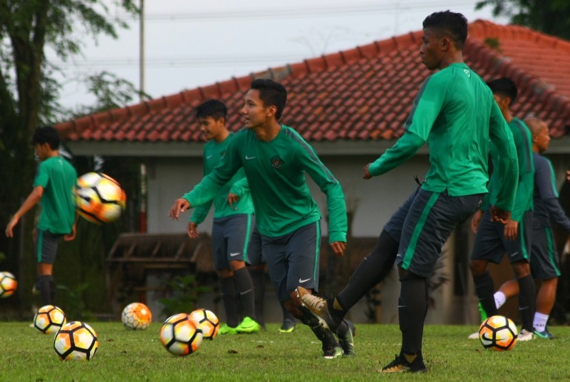 Sejumlah pesepak bola Tim Nasional (Timnas) Indonesia U- 19 melakukan latihan akhir jelang mengikuti kejuaraan Piala AFF U- 18 yang dipusatkan di Karawaci, Tangerang, Banten, Senin (28/8). 