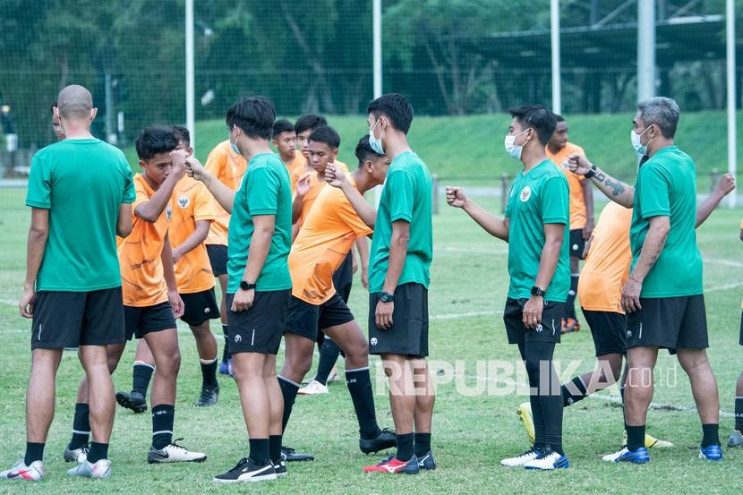 Sejumlah pesepak bola timnas U-16 Indonesia  menjelang sesi latihan.