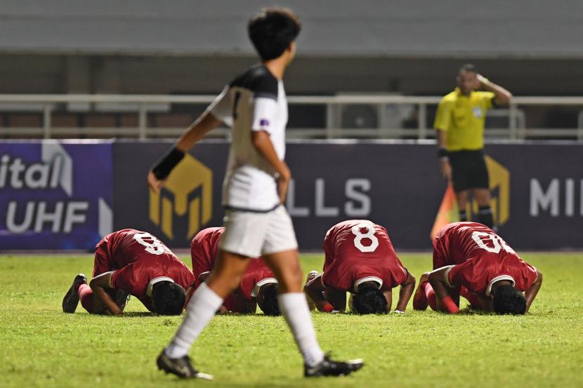 Sejumlah pesepak bola Tim Nasional U-17 Indonesia melakukan sujud syukur usai membobol gawang Tim Nasional U-17 Guam dalam laga Grup B Kualifikasi Piala Asia U-17 2023 di Stadion Pakansari, Cibinong, Kabupaten Bogor, Jawa Barat, Senin (3/10/2022). 
