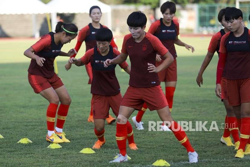 Sejumlah pesepak bola tim nasional wanita China berlatih di arena atletik Jakabaring Sport City (JSC), Palembang Sumatera Selatan, Senin (13/8). 