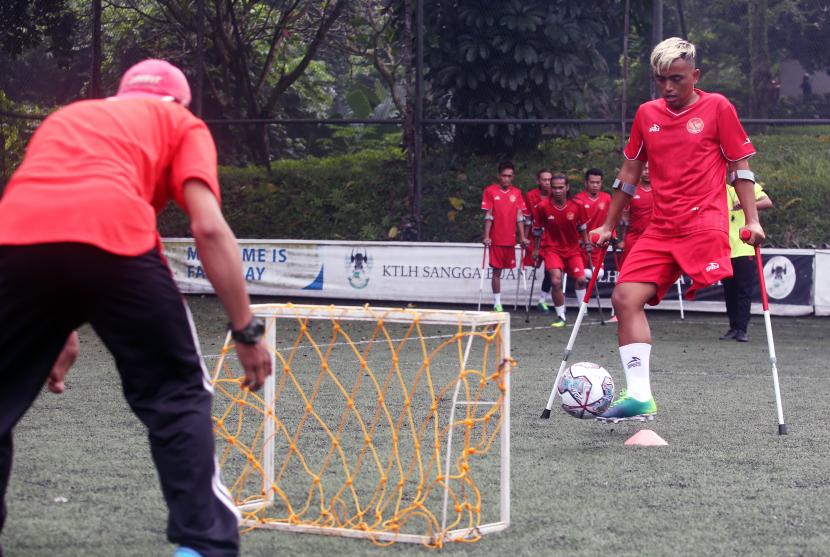 Sejumlah pesepak bola Timnas Amputasi Indonesia melakukan latihan perdana jelang Piala Dunia Amputasi 2022 di Sports Club Serena Mansion, Jakarta Selatan, Senin (27/6/2022). Timnas Amputasi Indonesia akan berlaga di Piala Dunia Amputasi 2022 yang akan berlangsung di Turki pada akhir September hingga Oktober 2022. 