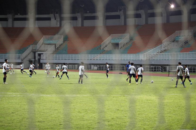 Sejumlah pesepak bola Timnas Guam U-17 melakukan sesi latihan di Stadion Pakansari, Kabupaten Bogor, Jawa Barat, Jumat (30/9/2022). Grup K-pop BTS menyatakan dukungan upaya Korea Selatan untuk menjadi tuan rumah Piala Asia Konfederasi Sepak Bola Asia (AFC) 2023 dalam sebuah video pemerintah yang mempromosikan tawaran tersebut. 