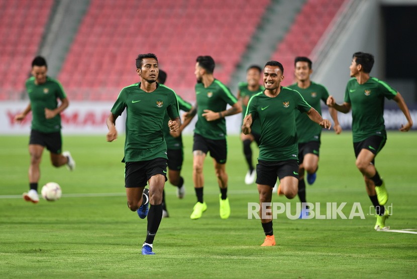 Sejumlah pesepak bola Timnas Indonesia berlatih menjelang laga lanjutan Piala AFF 2018 melawan Thailand, di Stadion Nasional Rajamangala, Bangkok, Thailand, Jumat (16/11/2018).