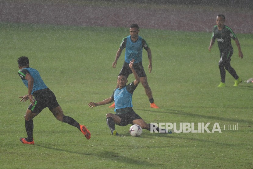 Sejumlah pesepak bola Timnas Indonesia berlatih menjelang laga lanjutan Piala AFF 2018 melawan Filipina di Stadion Madya, Jakarta, Jumat (23/11/2018). 