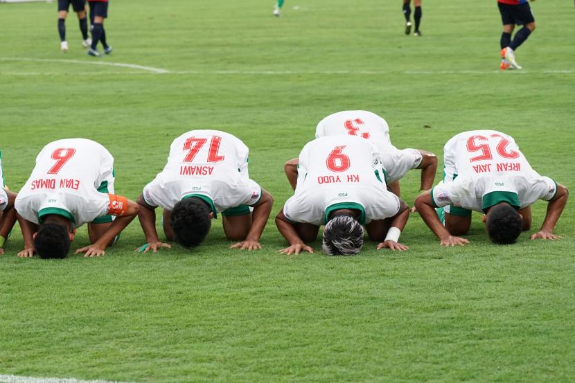 Sejumlah pesepak bola Timnas Indonesia bersujud syukur usai membobol gawang Timnas Laos di dalam babak pertama pertandingan grup B Piala AFF 2020 di Stadion Bishan, Singapura, Ahad (12/12/21). Timnas Indonesia berhasil mengalahkan Laos 5-1. 