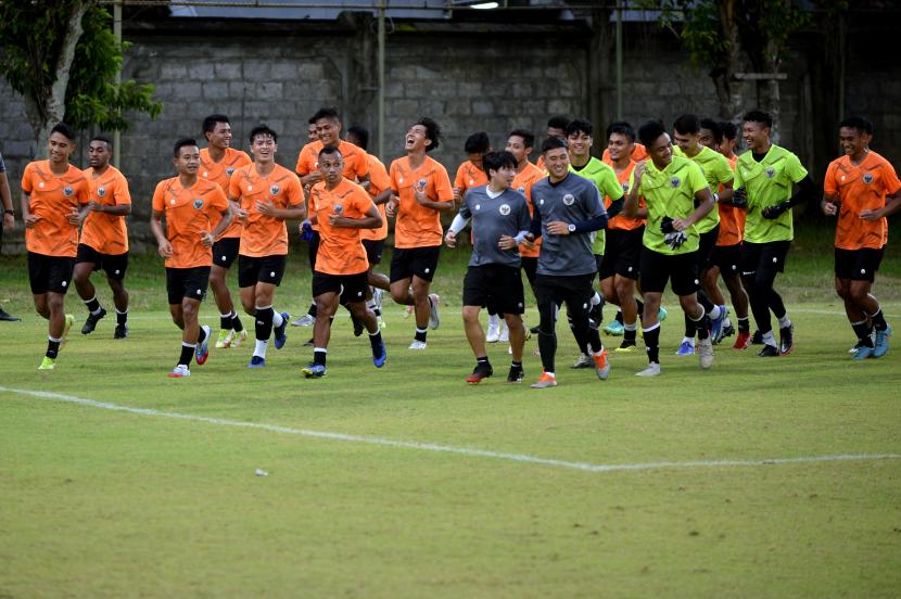 Sejumlah pesepak bola timnas Indonesia melakukan latihan di Lapangan Trisakti, Legian, Badung, Bali, Jumat (21/1/2022). Timnas Indonesia melakukan pemusatan latihan di Bali menjelang dua pertandingan uji coba internasional melawan Timor Leste di Stadion Kapten I Wayan Dipta Bali pada 27 dan 30 Januari 2022.