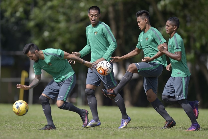 Sejumlah pesepak bola timnas Indonesia melakukan latihan ringan di Manila, Filipina, Minggu (20/11). 