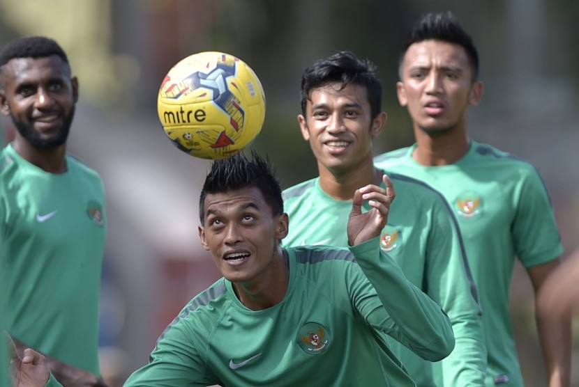 Sejumlah bek dan gelandang timnas Indonesia dalam sebuah sesi latihan Piala AFF 2016.. 