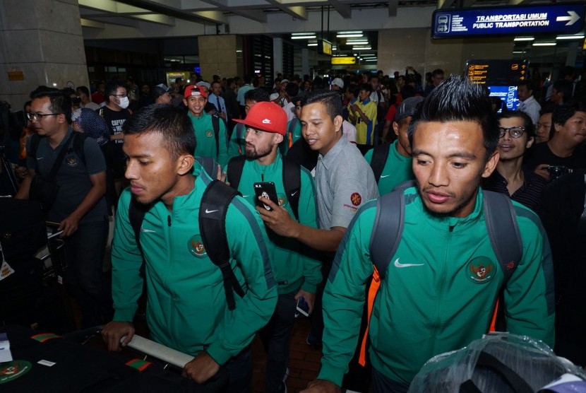 Sejumlah pesepak bola Timnas Indonesia tiba di Terminal 2D Bandara Soekarno-Hatta, Tangerang, Banten, Kamis (8/12) malam. 