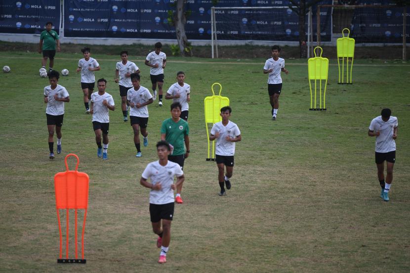Sejumlah pesepak bola Timnas Indonesia U-19 berlatih di Lapangan ABC, Senayan, Jakarta, Selasa (30/8/2022). Latihan tersebut merupakan persiapan untuk menghadapi laga kualifikasi Piala Asia U-20 2023. 
