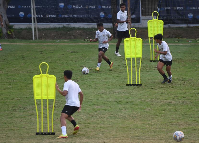 Sejumlah pesepak bola Timnas Indonesia U-19 berlatih di Lapangan ABC, Senayan, Jakarta, Selasa (30/8/2022). Latihan tersebut merupakan persiapan untuk menghadapi laga kualifikasi Piala Asia U-20 2023. 