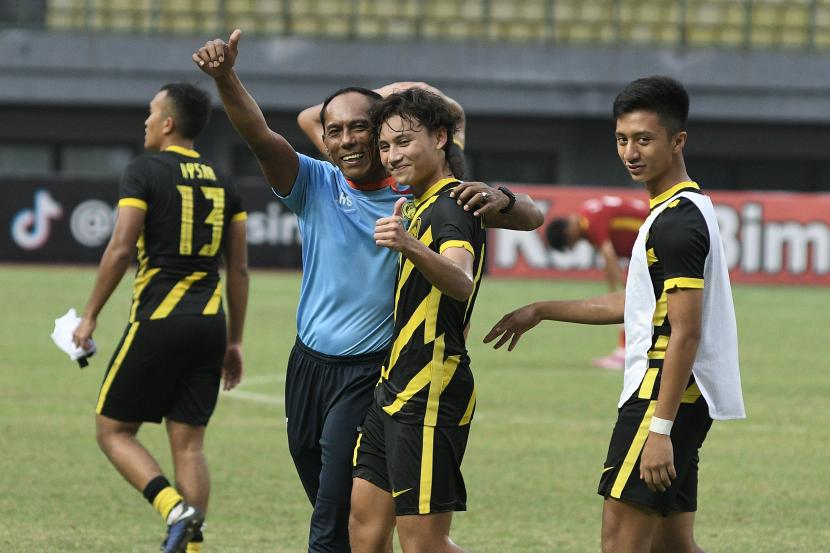 Sejumlah pesepak bola Timnas Malaysia U-19 melakukan selebrasi bersama pelatih Mohammad Joehari (ketiga kanan) usai mengalahkan Timnas Vietnam U-19 dalam laga semifinal Piala AFF U19 2022 di Stadion Patriot Chandrabhaga, Bekasi, Jawa Barat, Rabu (13/7/2022). Malaysia menang dengan skor 3-0 dan melaju ke final. 