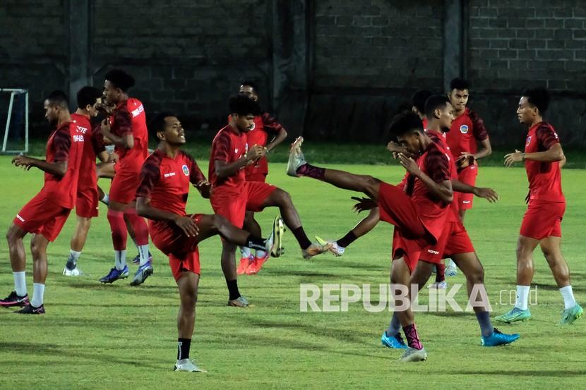 Sejumlah pesepak bola timnas Timor Leste sedang berlatih.