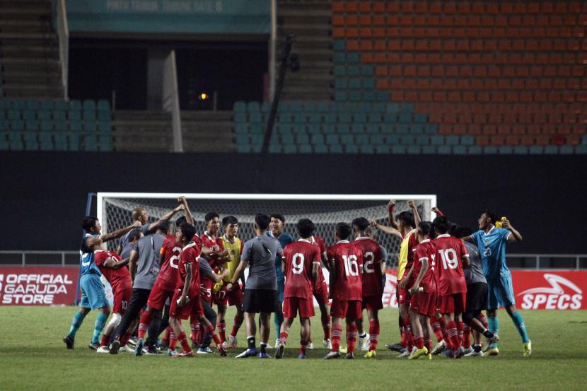 Sejumlah pesepak bola Timnas U-17 Indonesia dan ofisial tim melakukan selebrasi kemenangan setelah mengalahkan Timnas U-17 Uni Emirat Arab dalam laga kualifikasi Grup B Piala Asia U-17 2023 di Stadion Pakansari, Kabupaten Bogor, Jawa Barat, Rabu (5/10/2022). Indonesia menang dengan skor 3-2. 