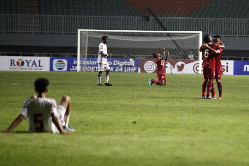 Sejumlah pesepak bola Timnas U-17 Indonesia melakukan selebrasi kemenangan setelah mengalahkan Timnas U-17 Uni Emirat Arab dalam laga kualifikasi Grup B Piala Asia U-17 2023 di Stadion Pakansari, Kabupaten Bogor, Jawa Barat, Rabu (5/10/2022). Indonesia menang dengan skor 3-2. 
