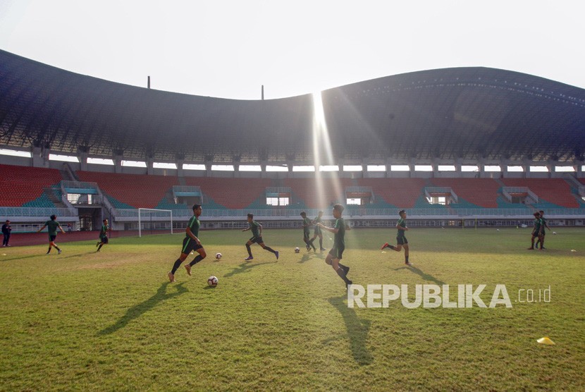 Sejumlah pesepak bola timnas U-19 Indonesia berlatih di Stadion Pakansari, Cibinong, Bogor, Jawa Barat, Senin (30/9/2019).