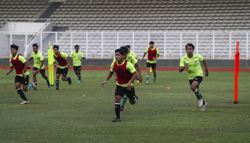Sejumlah pesepak bola timnas U-19 Indonesia mengikuti latihan di Stadion Madya, Kompeks Gelora Bung Karno, Jakarta, Kamis (23/6/2022). Latihan tersebut untuk persiapan timnas sepak bola U-19 yang akan berlaga di Piala AFF U-19 2022 pada 2-15 Juli 2022. Pelatih timnas U-19 Thailand, Salvador Valero Garcia, memprediksi persaingan di Grup A Piala AFF U-19 2022 akan sangat berat karena diisi oleh tim-tim kuat. 