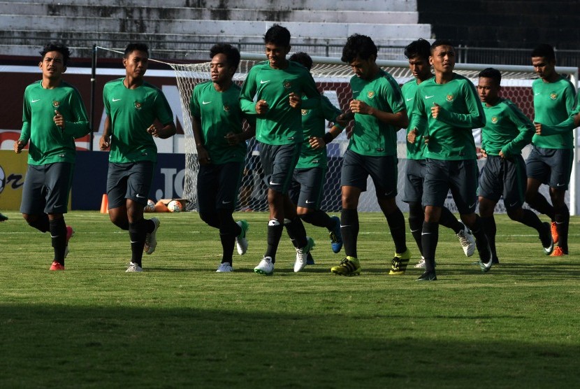 Sejumlah pesepak bola Timnas U-19 mengikuti sesi latihan di Stadion Kapten Wayan Dipta, Gianyar, Bali, Selasa (16/5).