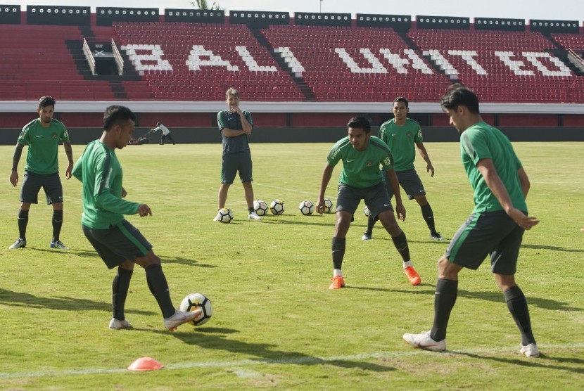 Sejumlah pesepak bola Timnas U-23 berlatih memainkan bola saat kegiatan pemusatan latihan (TC) perdananya di Stadion Dipta, Gianyar, Bali, Selasa (24/7).