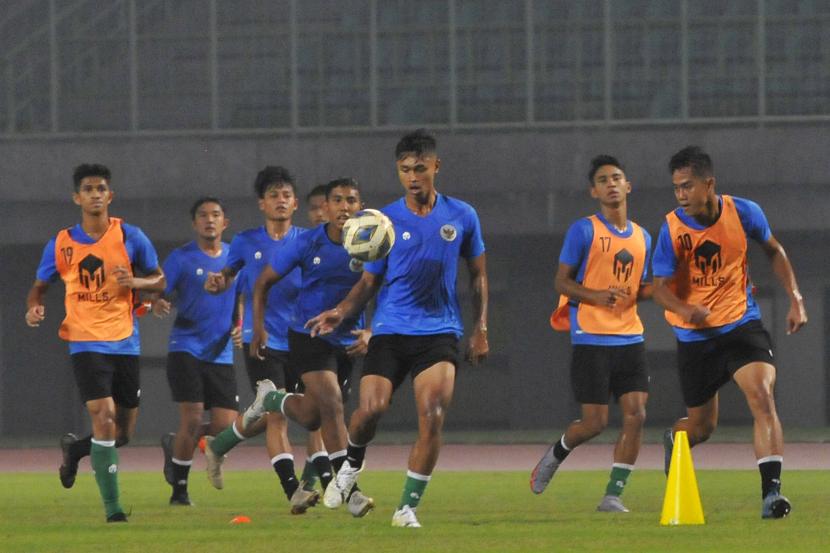 Sejumlah pesepak bola timnas U-19 Indonesia mengikuti latihan di Stadion Patriot Chandrabhaga, Bekasi, Jawa Barat, Ahad (26/6/2022). Latihan tersebut untuk persiapan timnas U-19 yang akan berlaga di Piala AFF U-19 pada 2-15 Juli 2022. 