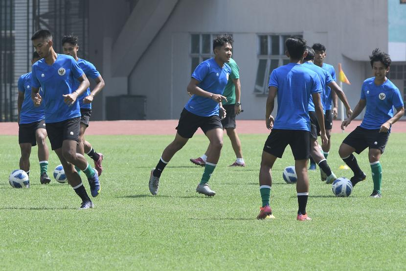 Sejumlah pesepak bola timnas U19 mengikuti latihan di Stadion Wibawa Mukti, Kabupaten Bekasi, Jawa Barat, Jumat (1/7/2022). Latihan tersebut untuk persiapan timnas sepak bola U19 jelang laga perdana Piala AFF U19 melawan Vietnam pada 2 Juli 2022.