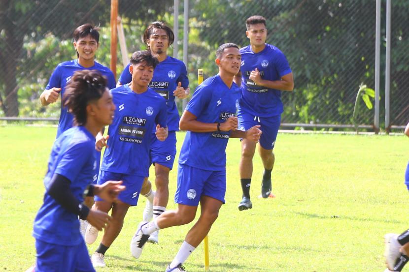 Sejumlah pesepakbola Arema FC melakukan pemanasan saat latihan perdana di Lapangan Universitas Brawijaya, Malang, Jawa Timur, Selasa (10/5/2022). Latihan perdana tersebut dilakukan sebagai persiapan Tim Arema FC dalam menyambut musim kompetisi Liga 1 2022/2023 yang akan dimulai pada bulan Juli 2022. 