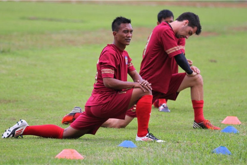 Sejumlah pesepakbola Arema Indonesia IPL berlatih di Stadion Gajayana, Malang, Jawa Timur untuk mempersiapkan diri menghadapi kompetisi Indonesia Premier League (IPL). 