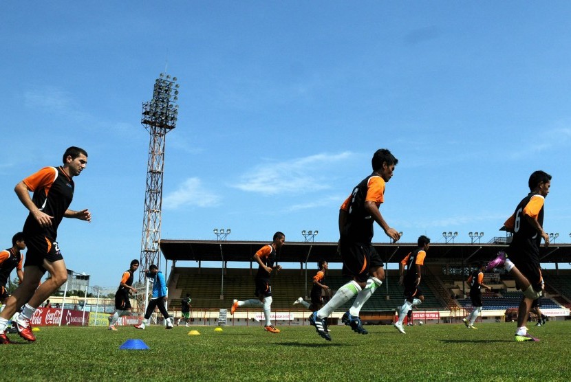 Sejumlah pesepakbola melakukan pemanasan saat ujicoba lapangan di Stadion Mattoanging Gelora Andi Mattalatta Makassar.