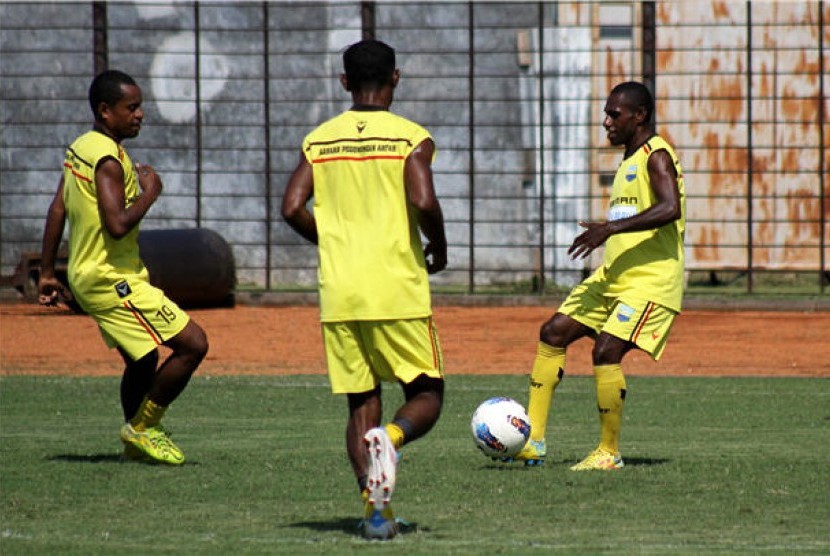  Sejumlah pesepakbola Perseman Manokwari melakukan ujicoba lapangan. (ilustrasi) 