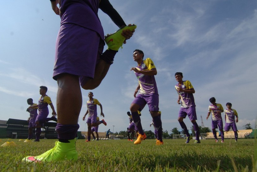 Sejumlah pesepak bola Persiba Balikpapan melakukan pemanasan di Stadion A. Yani, Sumenep, Jatim.