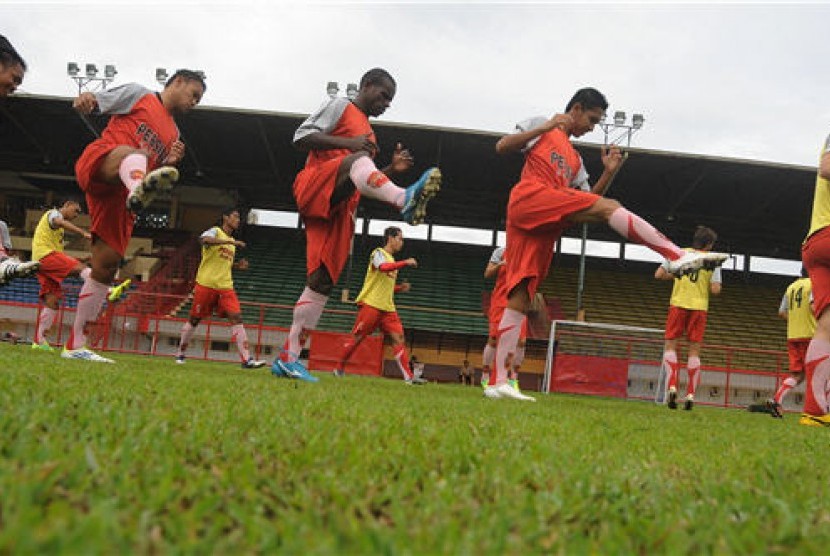 Sejumlah pesepakbola Persiba Bantul melakukan pemanasan saat ujicoba lapangan jelang laga Indonesia Premier League (IPL) musim lalu. 