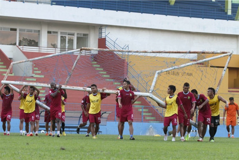 Sejumlah pesepakbola Persibo Bojonegoro menggotong gawang saat berlatih di Stadion Gajayana, Malang, Jawa Timur. 