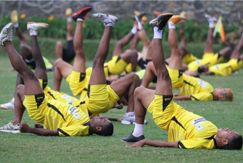  Sejumlah pesepakbola Persipura Jayapura melakukan latihan fisik untuk mempersiapkan diri menghadapi kompetisi. 