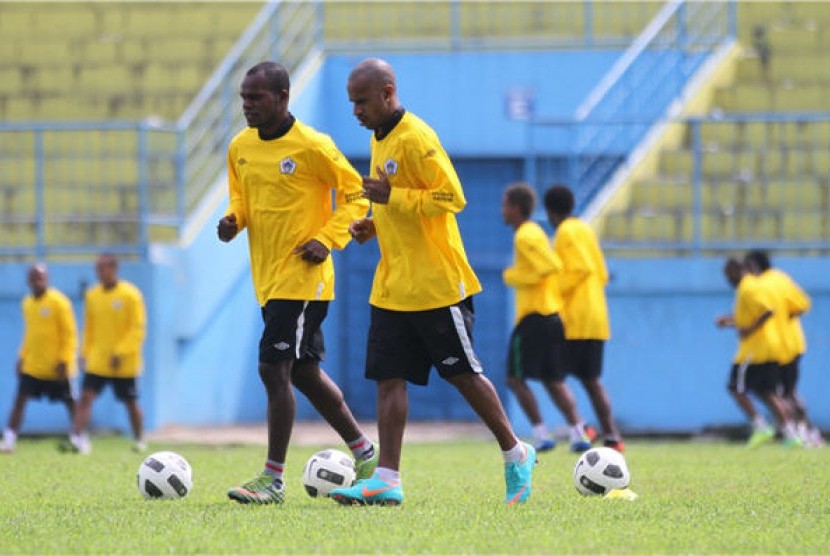 Sejumlah pesepakbola Persiwa Wamena menggelar sesi latihan (ilustrasi). 