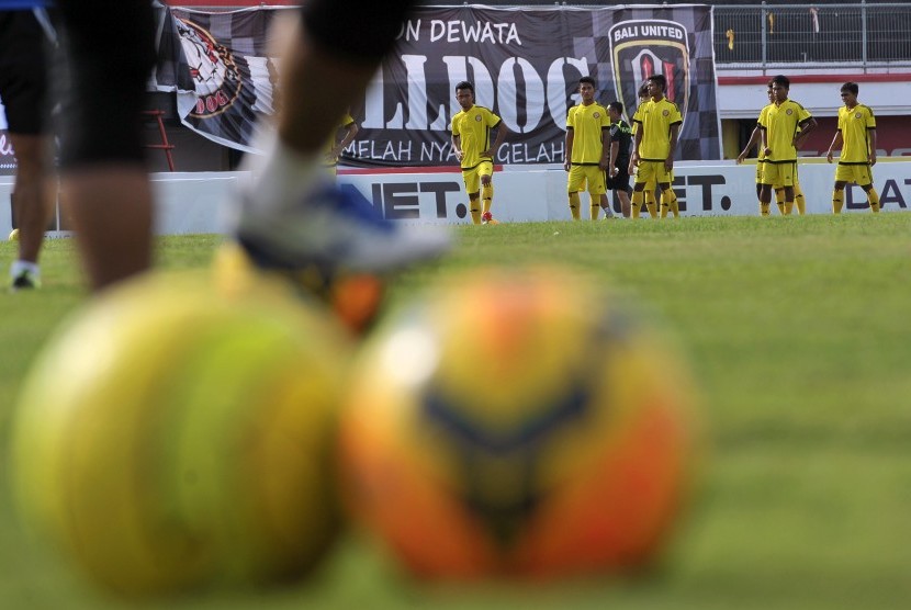 Sejumlah pesepakbola PS Polri melakukan pemanasan saat latihan menjelang turnamen Grup B Piala Bhayangkara 2016 di Stadion I Wayan Dipta, Gianyar, Bali, Kamis (17/3).