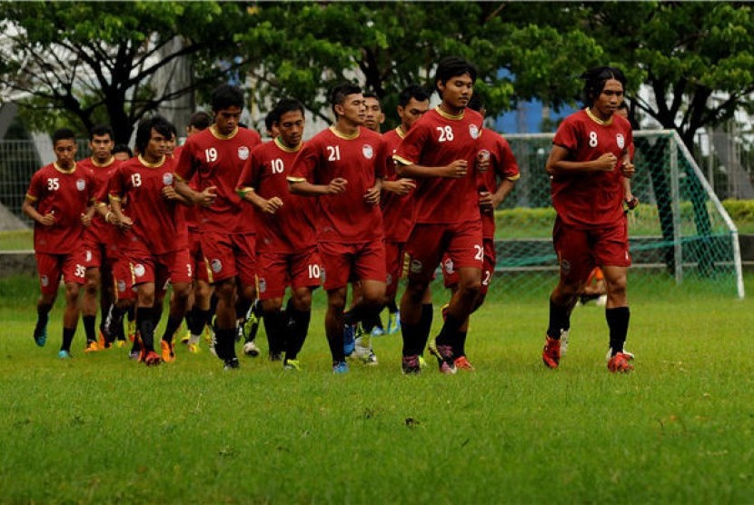 Sejumlah pesepakbola PSM Makassar mengikuti latihan di Lapangan Karebosi, Makassar, Sulsel, jelang bergulirnya perhelatan Indonesian Premier League (IPL) 2013. 