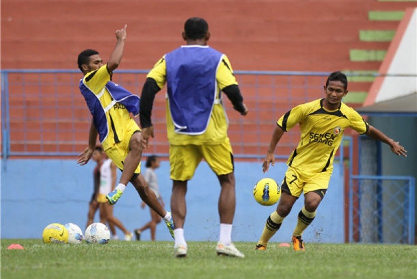 Sejumlah pesepakbola Semen Padang menggelar sesi latihan. 