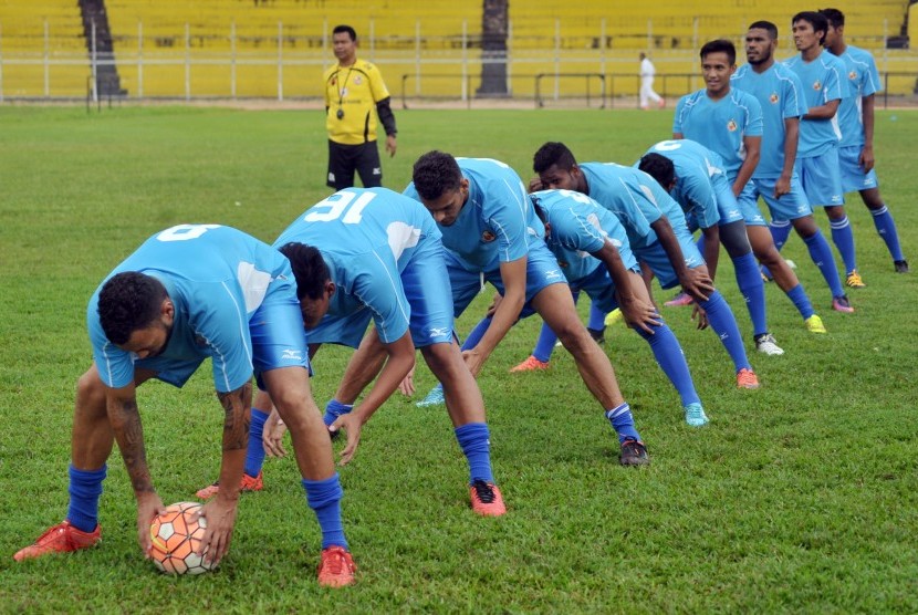 Sejumlah pesepakbola Semen Padang FC, berlatih di Stadion GOR H Agus Salim Padang, Sumatera Barat, Sabtu (15/4). 