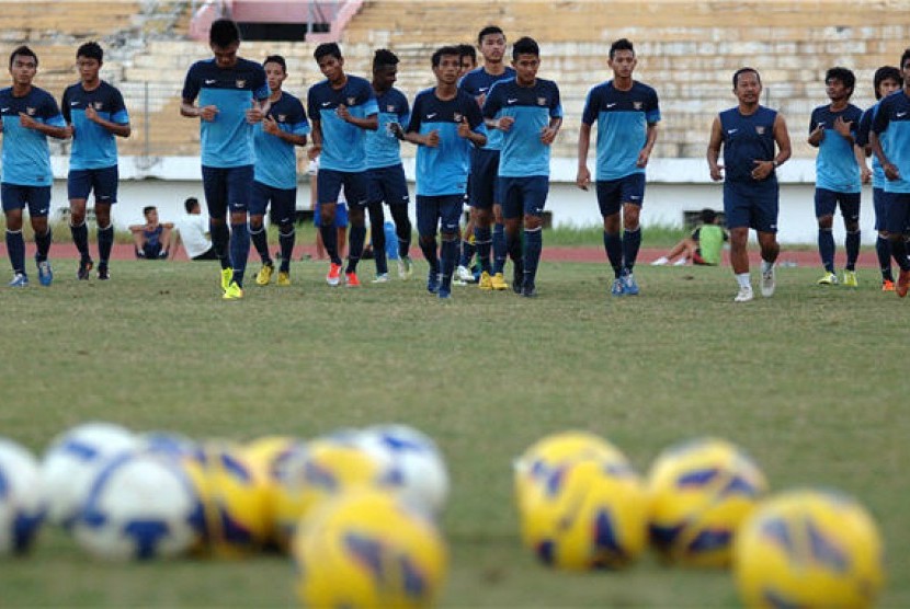  Sejumlah pesepakbola Tim Nasional Indonesia U-19 melakukan latihan di Gelora Delta Sidoarjo, Jawa Timur. 