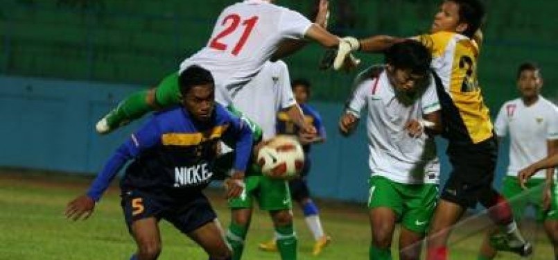 Sejumlah pesepakbola Timnas U23, dan Makasar United berebut bola di kotak pinalti dalam pertandingan ujicoba di Stadion Kanjuruhan, Malang, Jawa Timur, Sabtu (20/8).