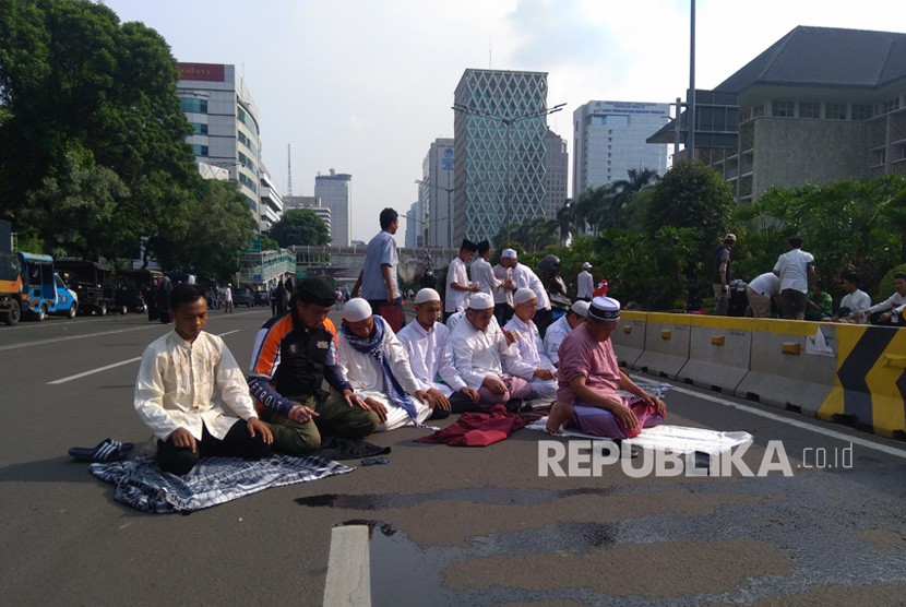 Ribuan masa terlibat dalam demontrasi pembakaran bendera tauhid di Kawasan Bundaran Bank Indonesia Jakarta (2/11).