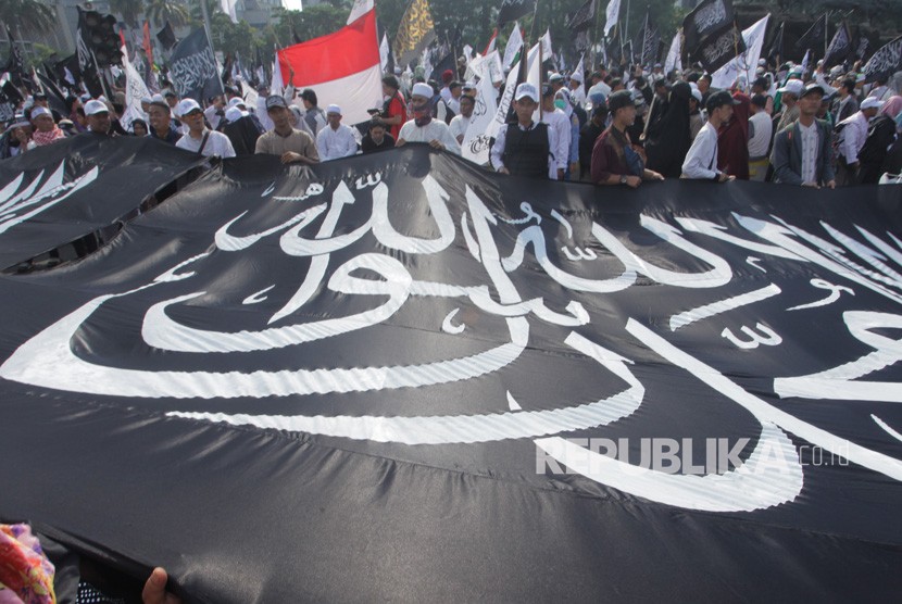 Sejumlah peserta aksi berunjuk rasa memprotes pembakaran bendera bertuliskan kalimat tauhid di kawasan Patung Kuda, Jakarta, Jumat (2/11/2018).