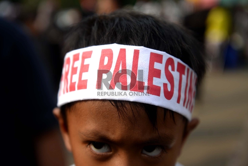 Sejumlah peserta aksi dari Solidaritas Muslimin Indonesia untuk Al-Quds, Voice Of Palestina, dan Garda Merah Putih menggelar aksi solidaritas Palestina di Jalan Medan Merdeka Selatan, Jakarta, Jumat (10/7).  (Republika/Wihdan)