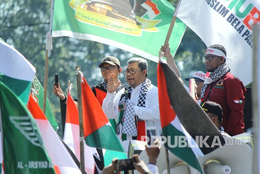 Gubernur Jawa Barat Ahmad Heryawan berorasi pada Aksi bela Palestina Kembalikan Tanah Air Bangsa Palestina di depan Gedung Sate, Kota Bandung, Jumat (13/4).