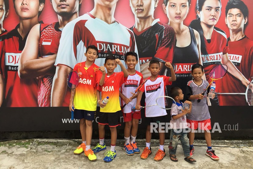 Sejumlah peserta audisi di hari kedua dengan prestasi dan skill yang cukup matang di Audisi Umum Djarum Beasiswa Badminton Balikpapan, Kalimantan Timur, Ahad (15/4). 